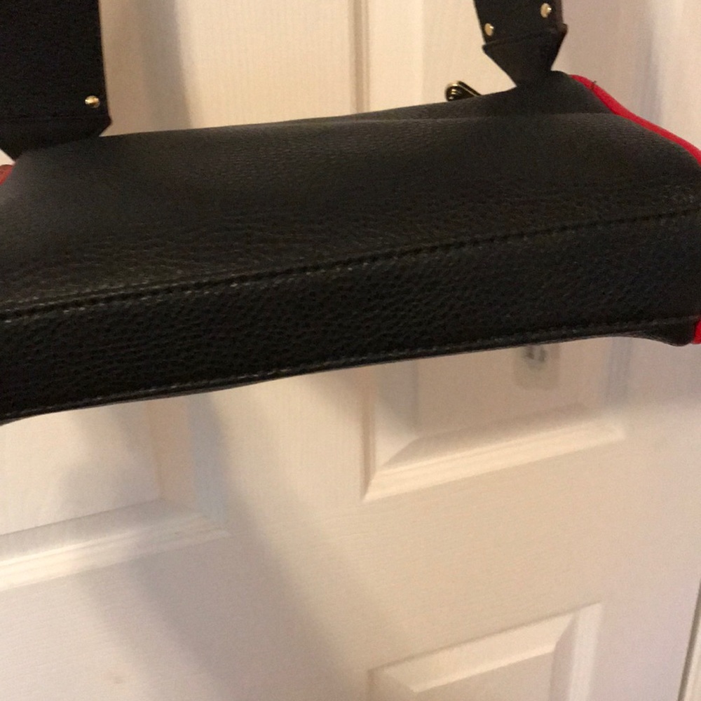NWT Crossbody with lovely strap design - Picture 5 of 5